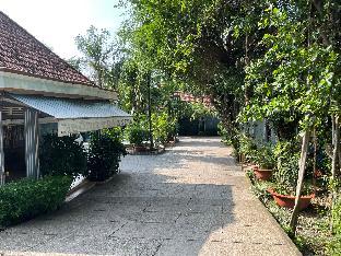 song tra hotel by zuzu