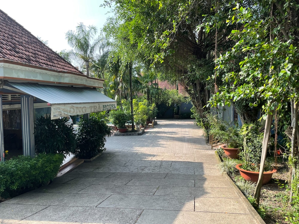 song tra hotel by zuzu