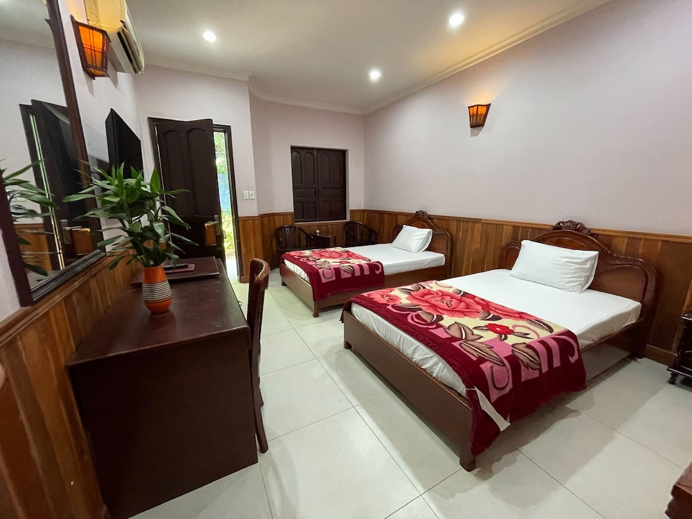 song tra hotel by zuzu