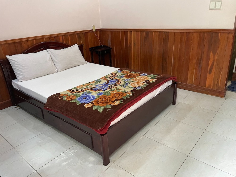 song tra hotel by zuzu