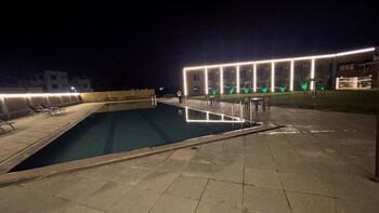 Heaven7 Hotel & Resort,India>>Himatnagar,3.5 star