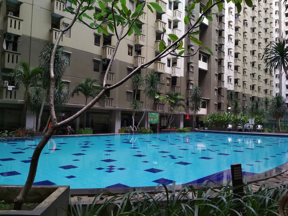 nice 2br apartment at gateway ahmad yani cicadas