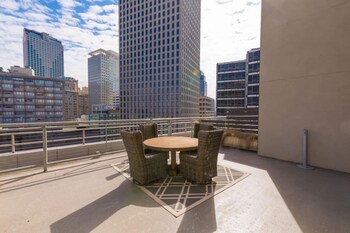 spacious modern condo near french quarter