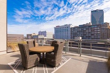 spacious modern condo near french quarter