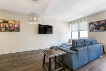 spacious modern condo near french quarter