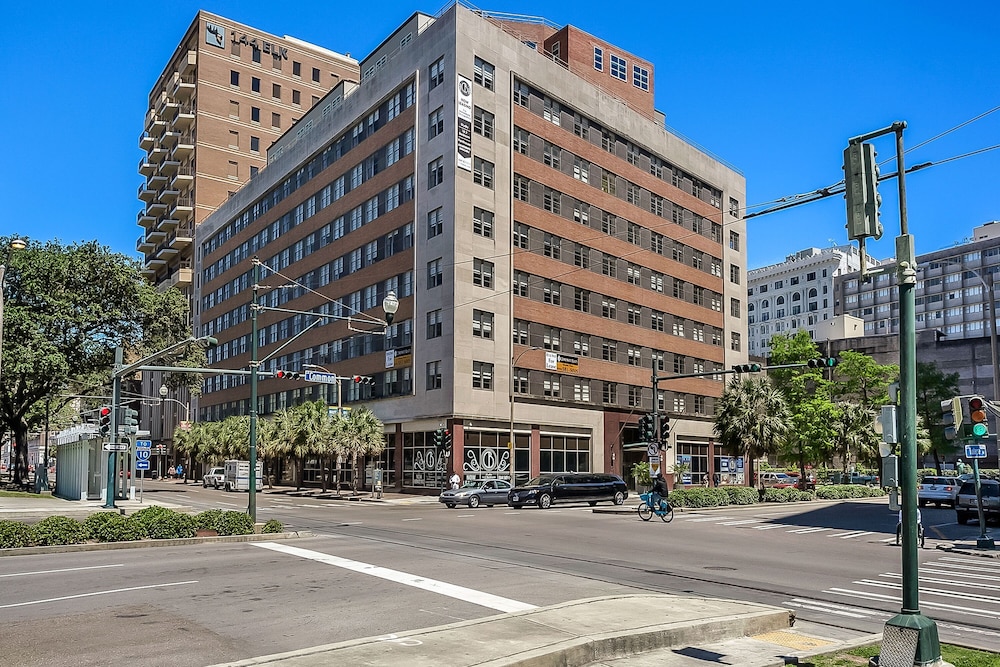 spacious modern condo near french quarter