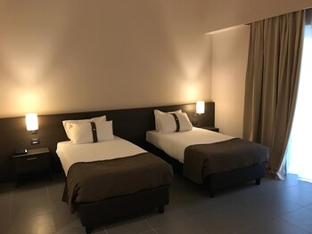 inn naples airport