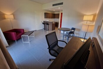 inn naples airport
