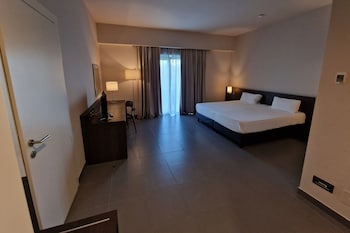 inn naples airport