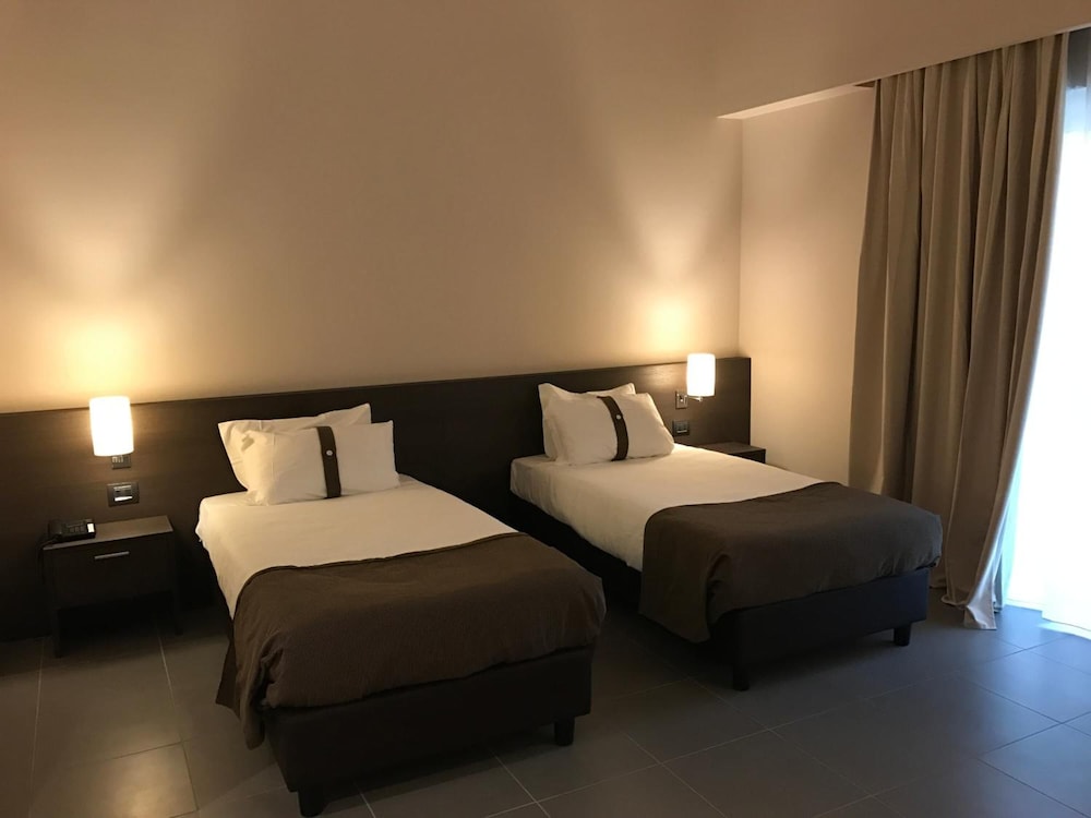 inn naples airport