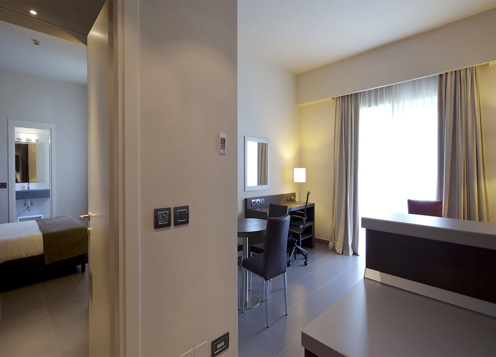 inn naples airport