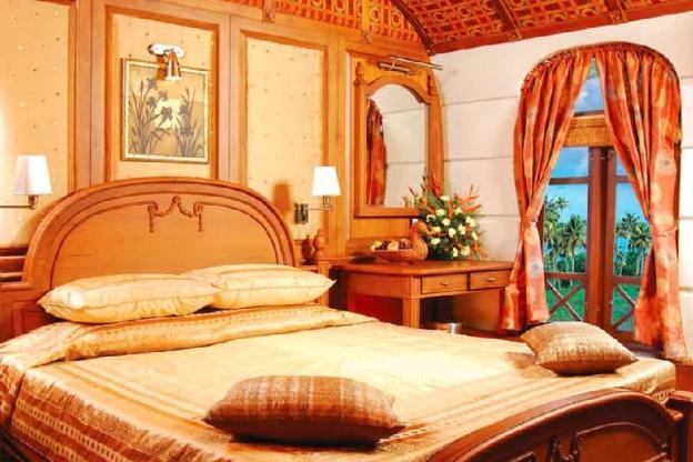 sterling house boat lake palace alleppey