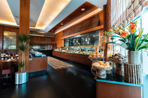 holiday inn suites kuwait salmiya