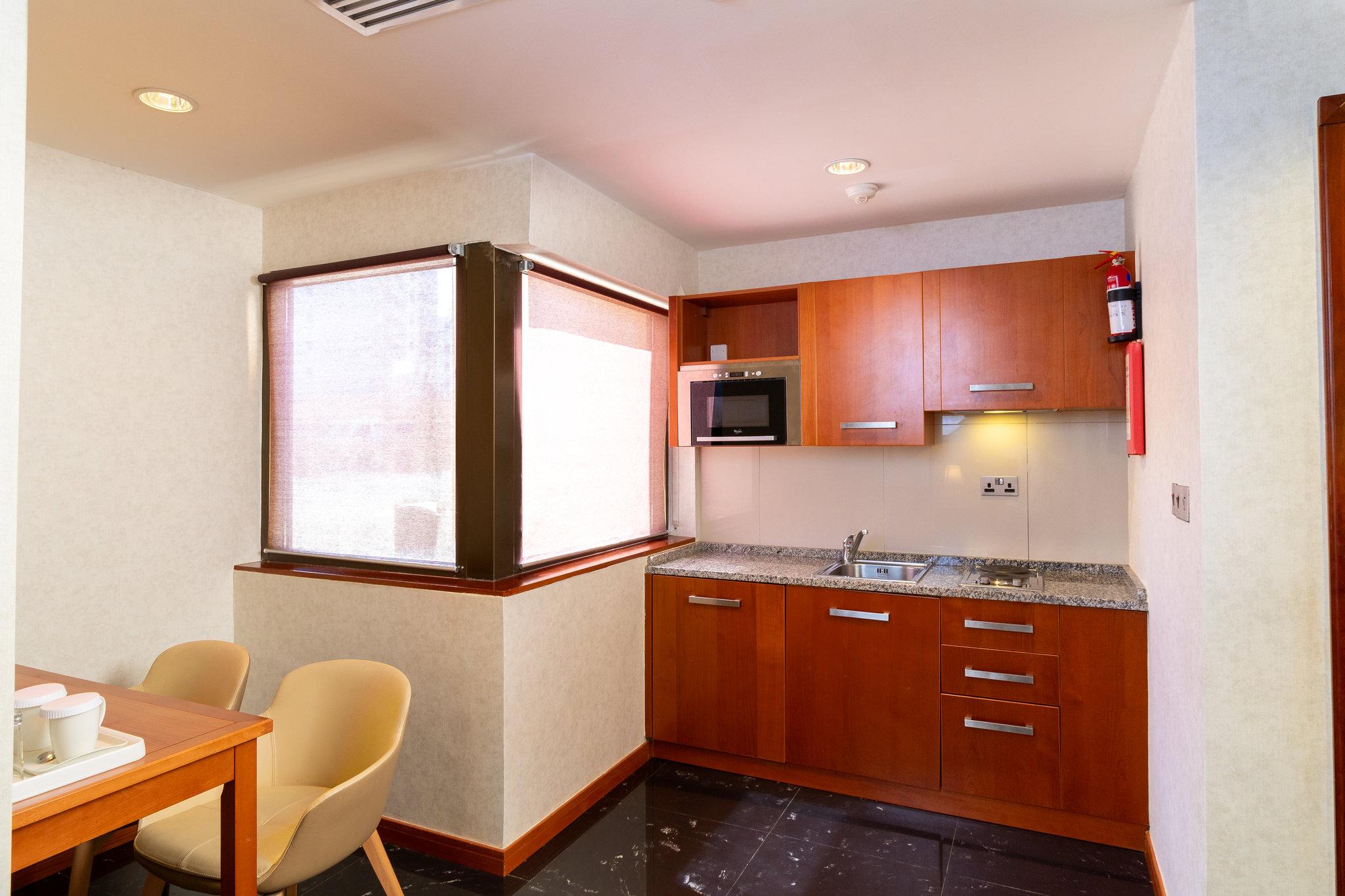 holiday inn suites kuwait salmiya