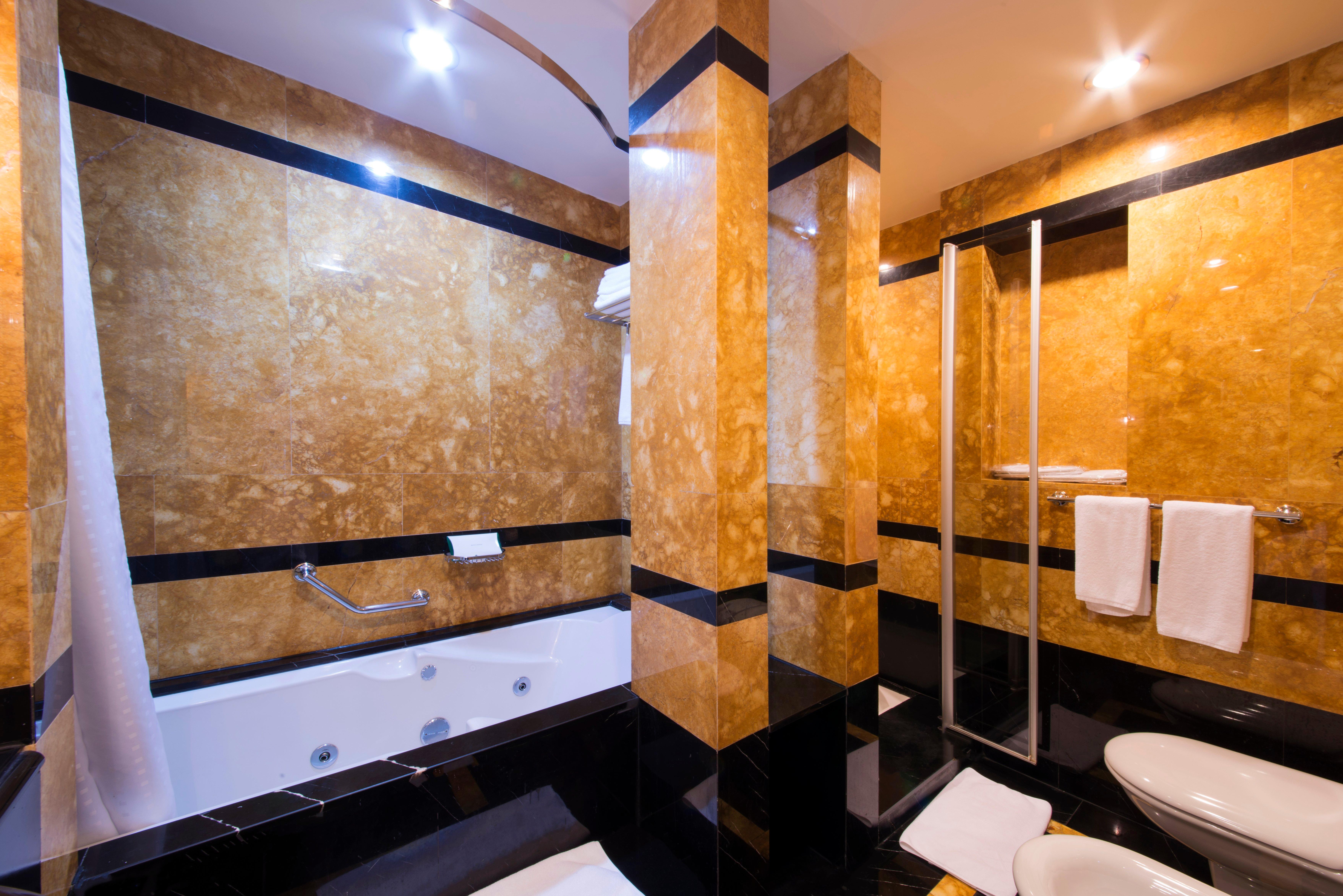 holiday inn suites kuwait salmiya