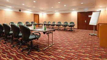 holiday inn suites kuwait salmiya