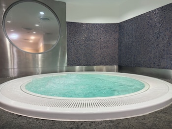 holiday inn suites kuwait salmiya