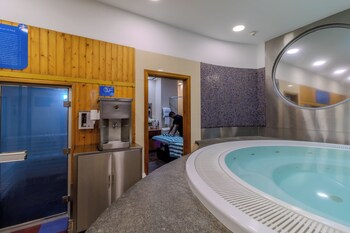 holiday inn suites kuwait salmiya