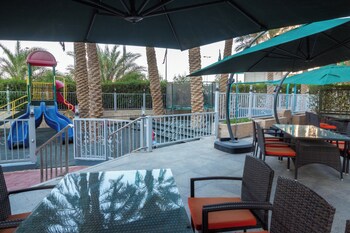 holiday inn suites kuwait salmiya