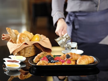 holiday inn suites kuwait salmiya