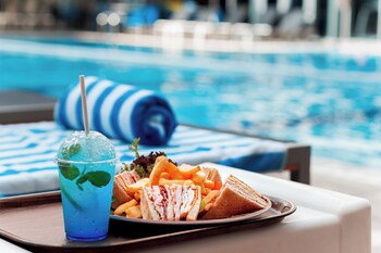 holiday inn suites kuwait salmiya