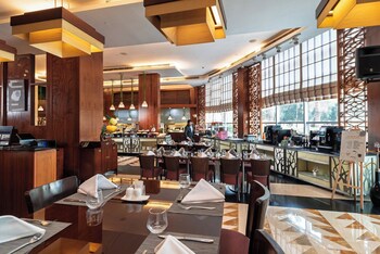 holiday inn suites kuwait salmiya