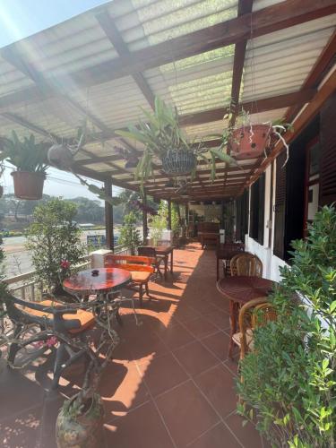 villa ouis namkhan riverside