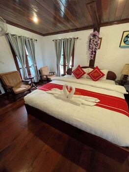 villa ouis namkhan riverside