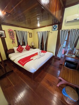 villa ouis namkhan riverside