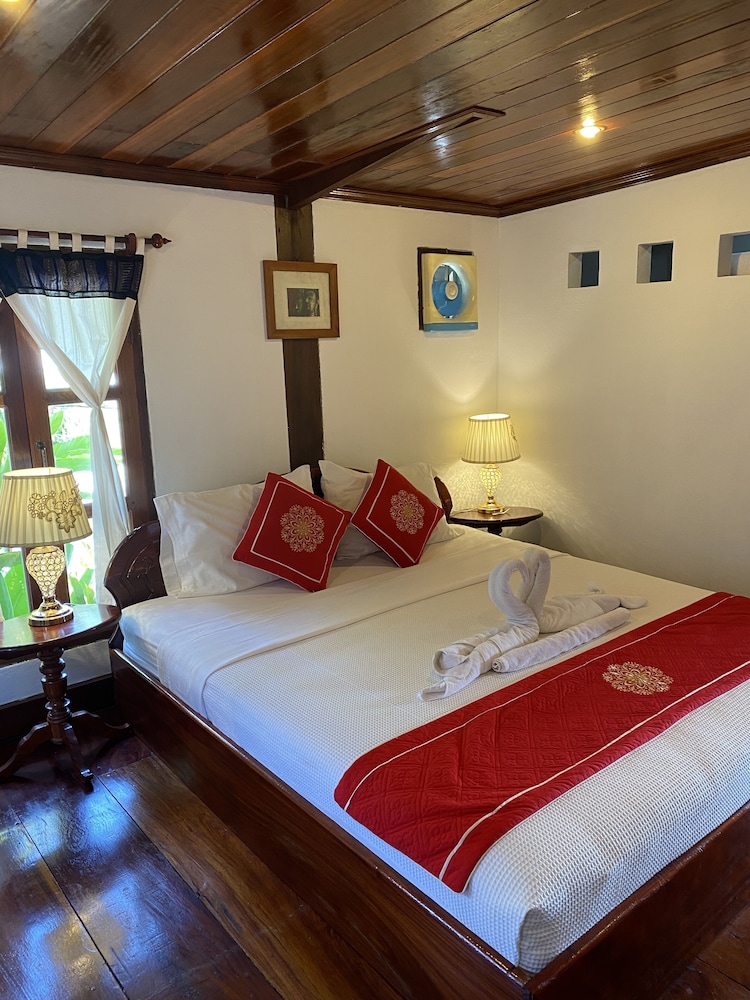 villa ouis namkhan riverside