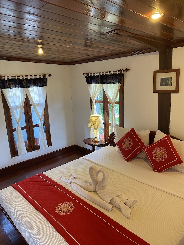 villa ouis namkhan riverside