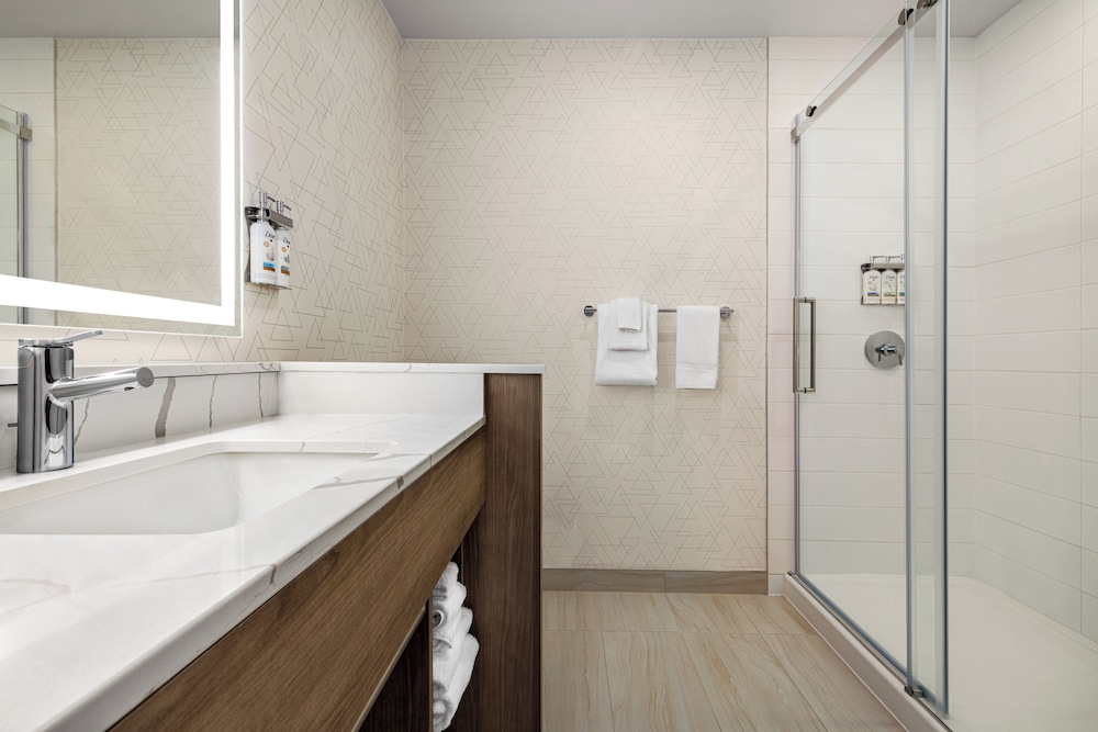 holiday inn express strathroy an ihg hotel