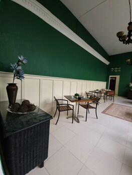 hotel class colonial