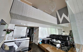 hanz the moon hotel 1