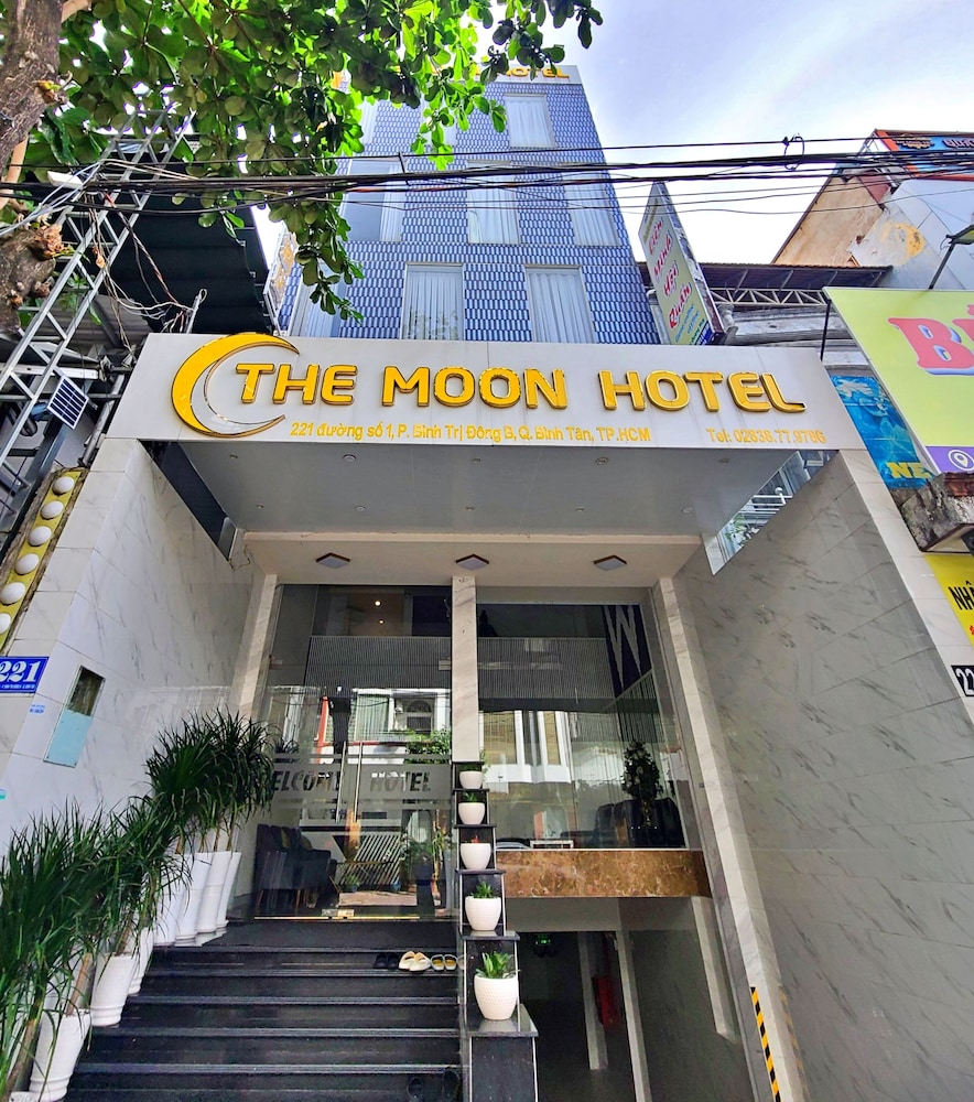 hanz the moon hotel 1