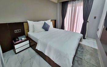 hanz the moon hotel 1