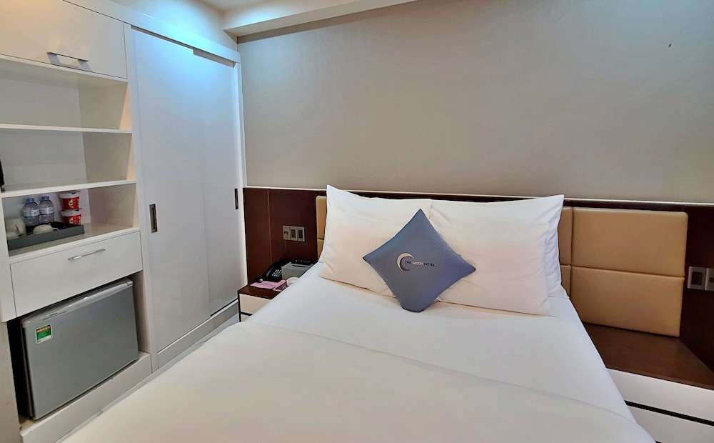 hanz the moon hotel 1