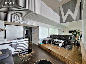 hanz the moon hotel 1