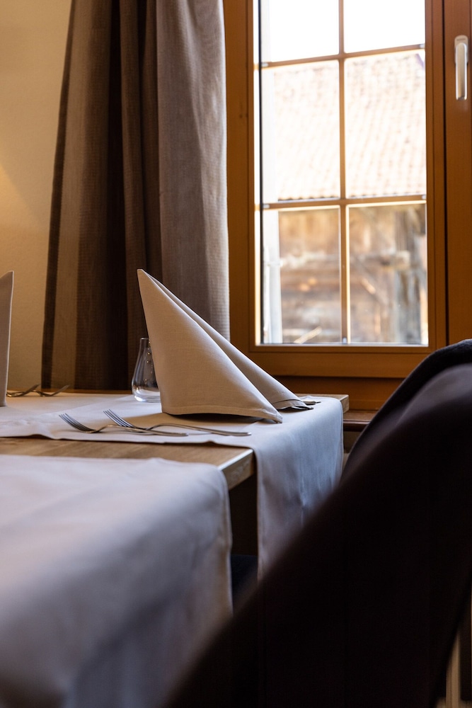 hotel and restaurant baren