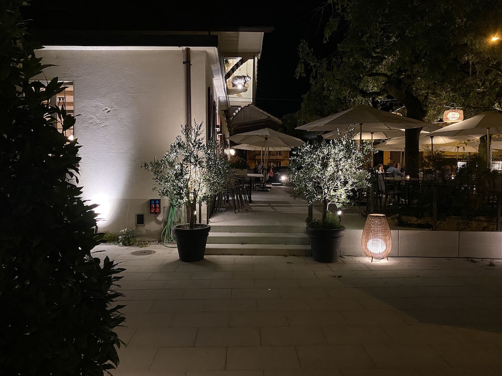 hotel and restaurant baren