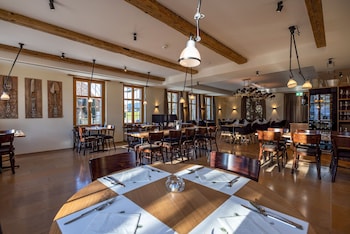 hotel and restaurant baren