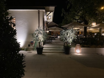 hotel and restaurant baren