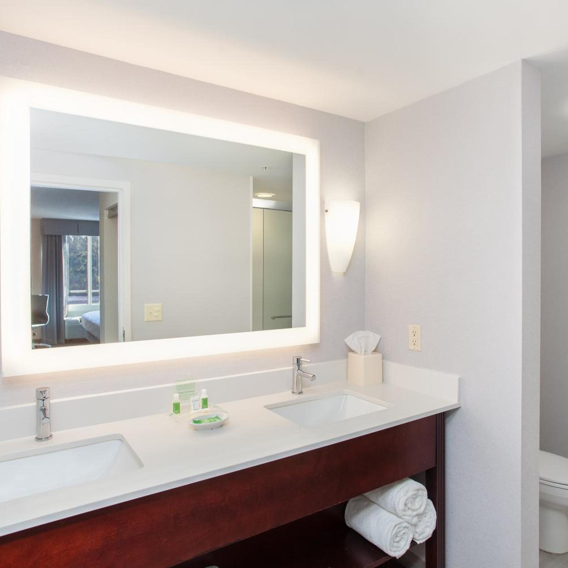 holiday inn and suites tallahassee conference ctr n