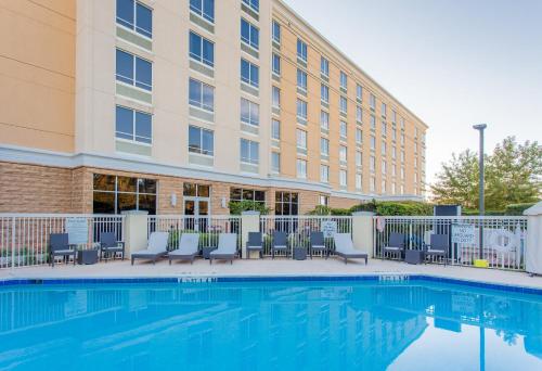 holiday inn and suites tallahassee conference ctr n