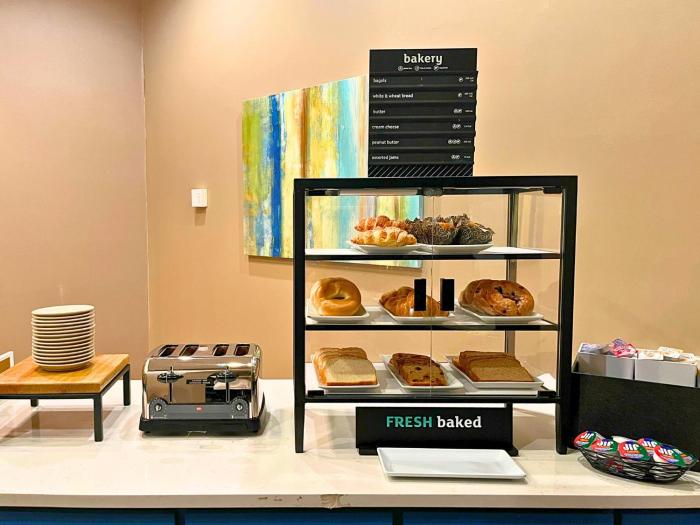 holiday inn and suites tallahassee conference ctr n