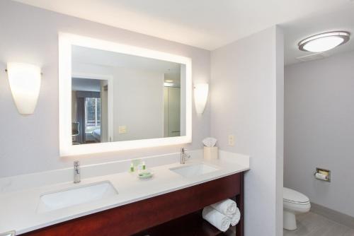 holiday inn and suites tallahassee conference ctr n