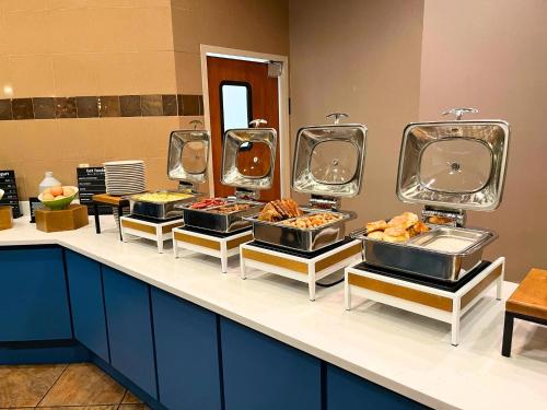 holiday inn and suites tallahassee conference ctr n