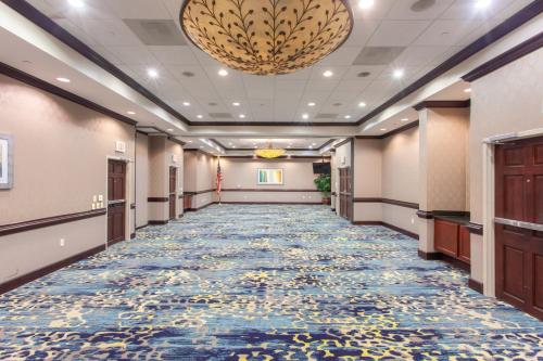 holiday inn and suites tallahassee conference ctr n