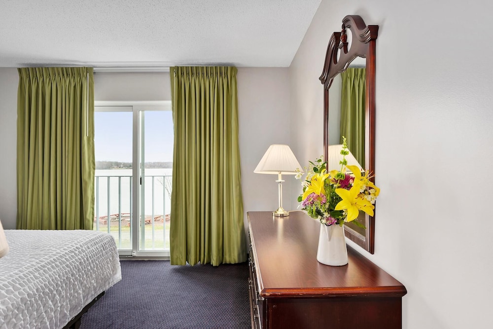 second floor standard suite bay view