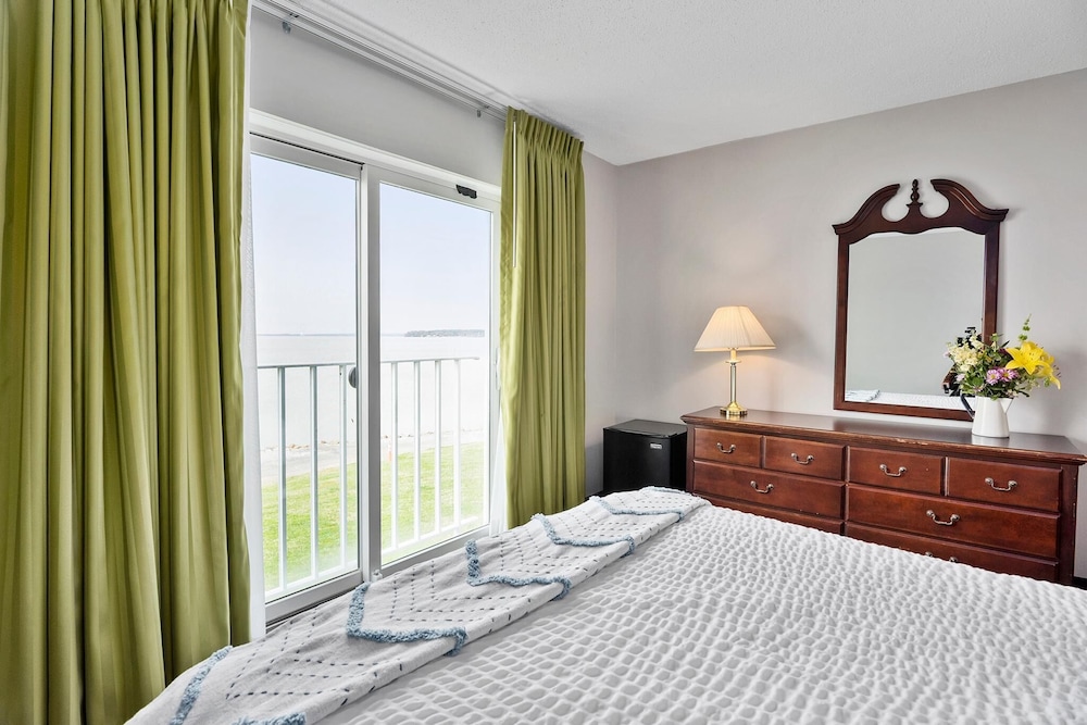 second floor standard suite bay view